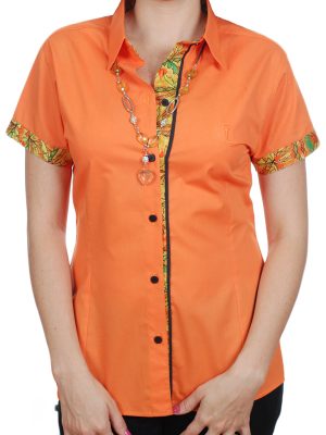 Camisa feminina laranja com detalhes estampados